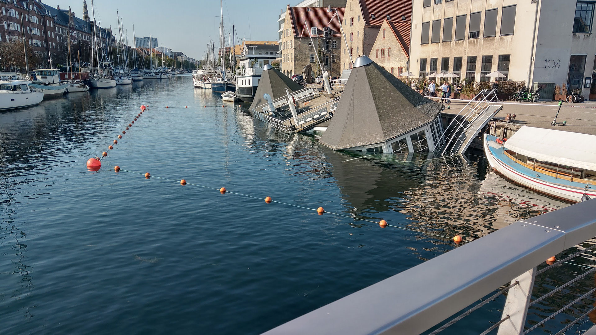 IMAG0200 (002) Husbåd sunket i Christianshavns Kanal