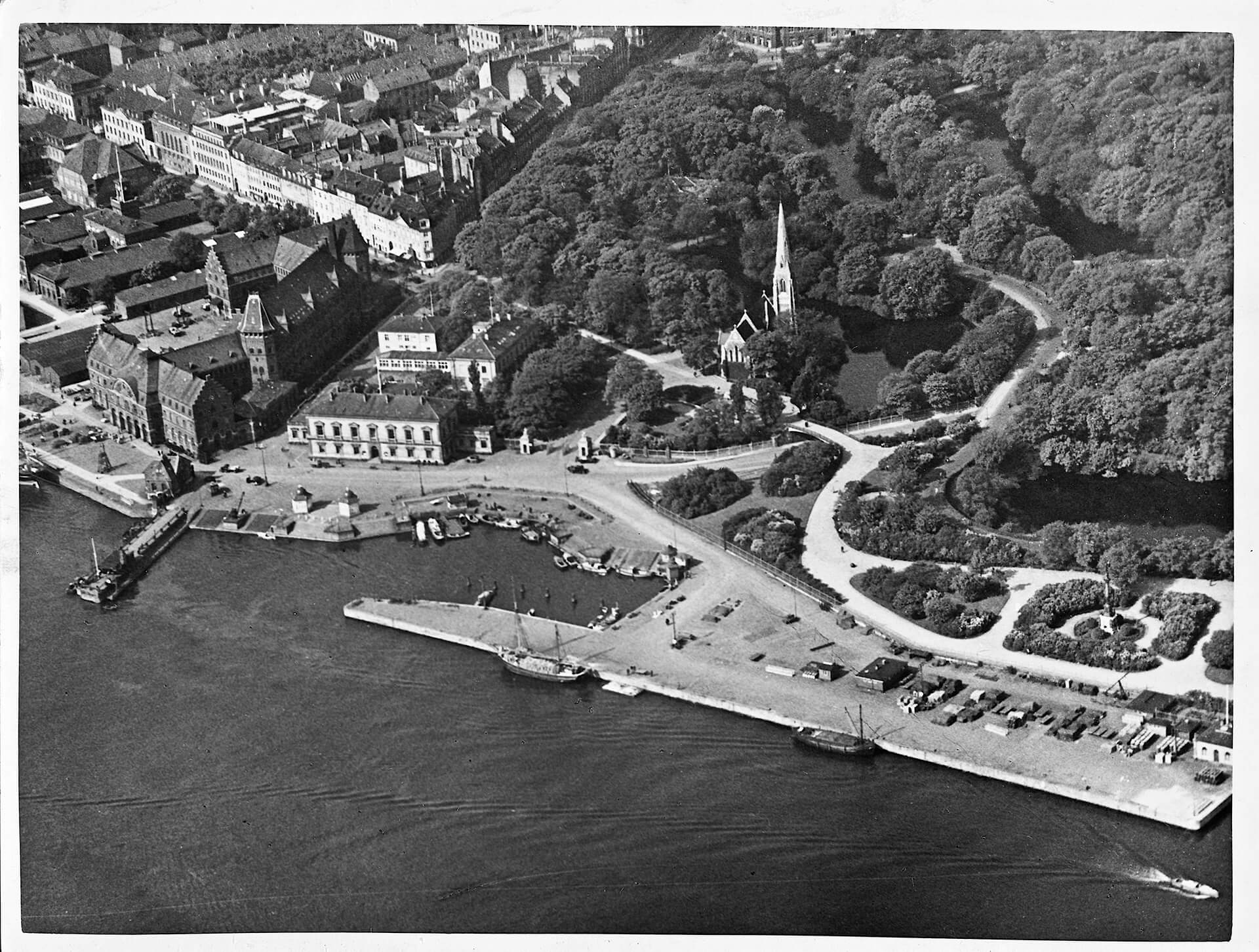 Luftfoto af Nordre Toldbod, Den Engelske Kirke og den store frilagerbygning, der blev
opført i 1890 og var tegnet af arkitekt ALBERT JENSEN. Denne bygning blev først revet
ned i 1973 for at give plads til A.P Møller – Mærsks administrationsbygning