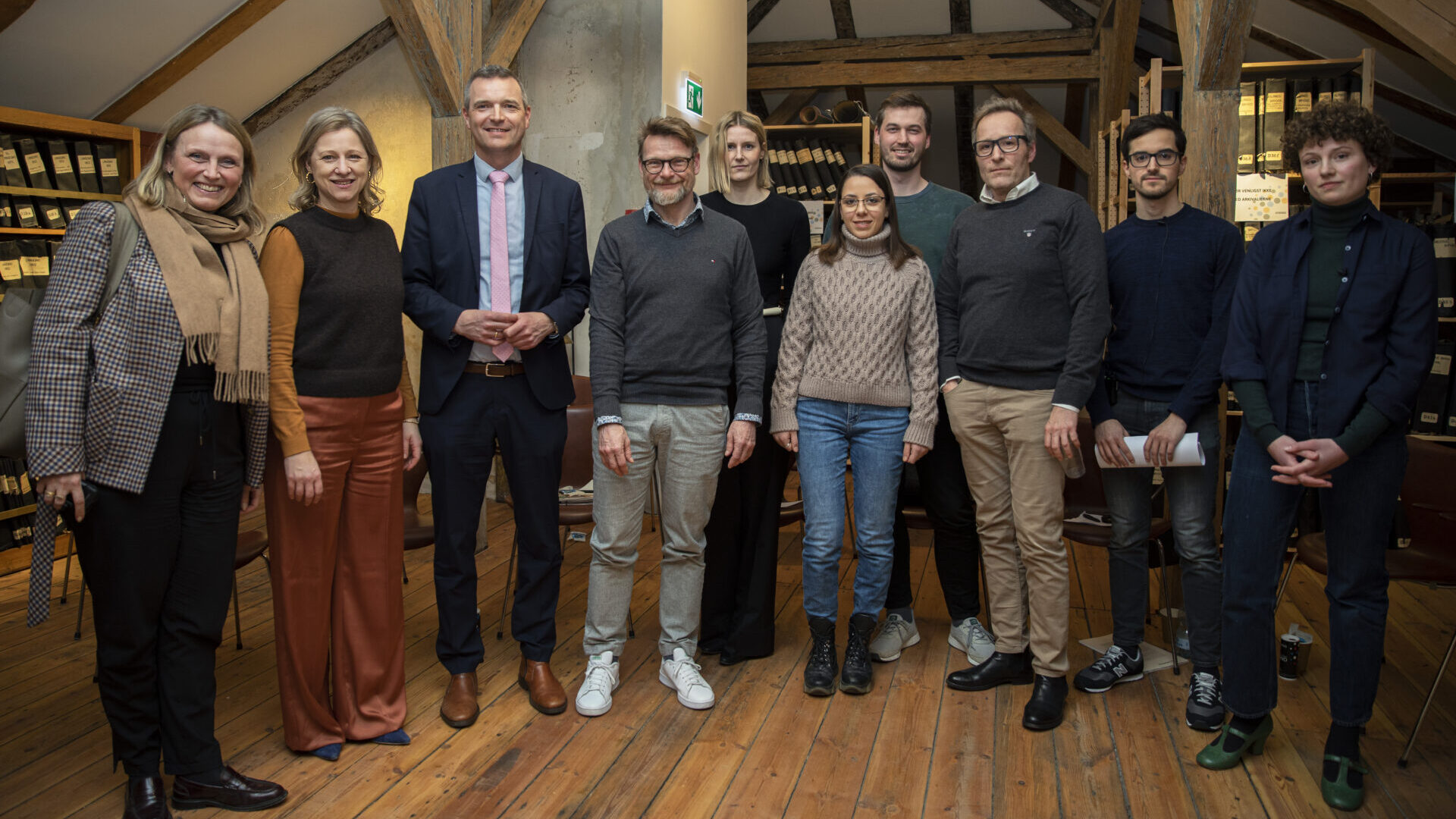 Seks talspersoner fra Borgersamling om lynetteholm fremlagde borgersamlingens delanbefalinger. På billedet ses også Københavns overborgmester Sophie Hæstorp Andersen (S), børne- og ungdomsborgmester Jakob Næsager (K) og medlem af Københavns Borgerrepræsentation Christopher Røhl (R), der alle deltog på mødet. 