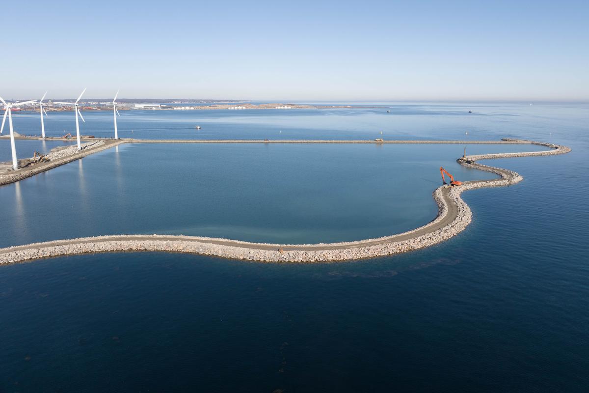 Det er her indenfor stendæmningerne i Lynetteholms Fase 1, at opgravet havbundsmateriale fra anlægsarbejdet fremover skal indbygges/fyldes i. 