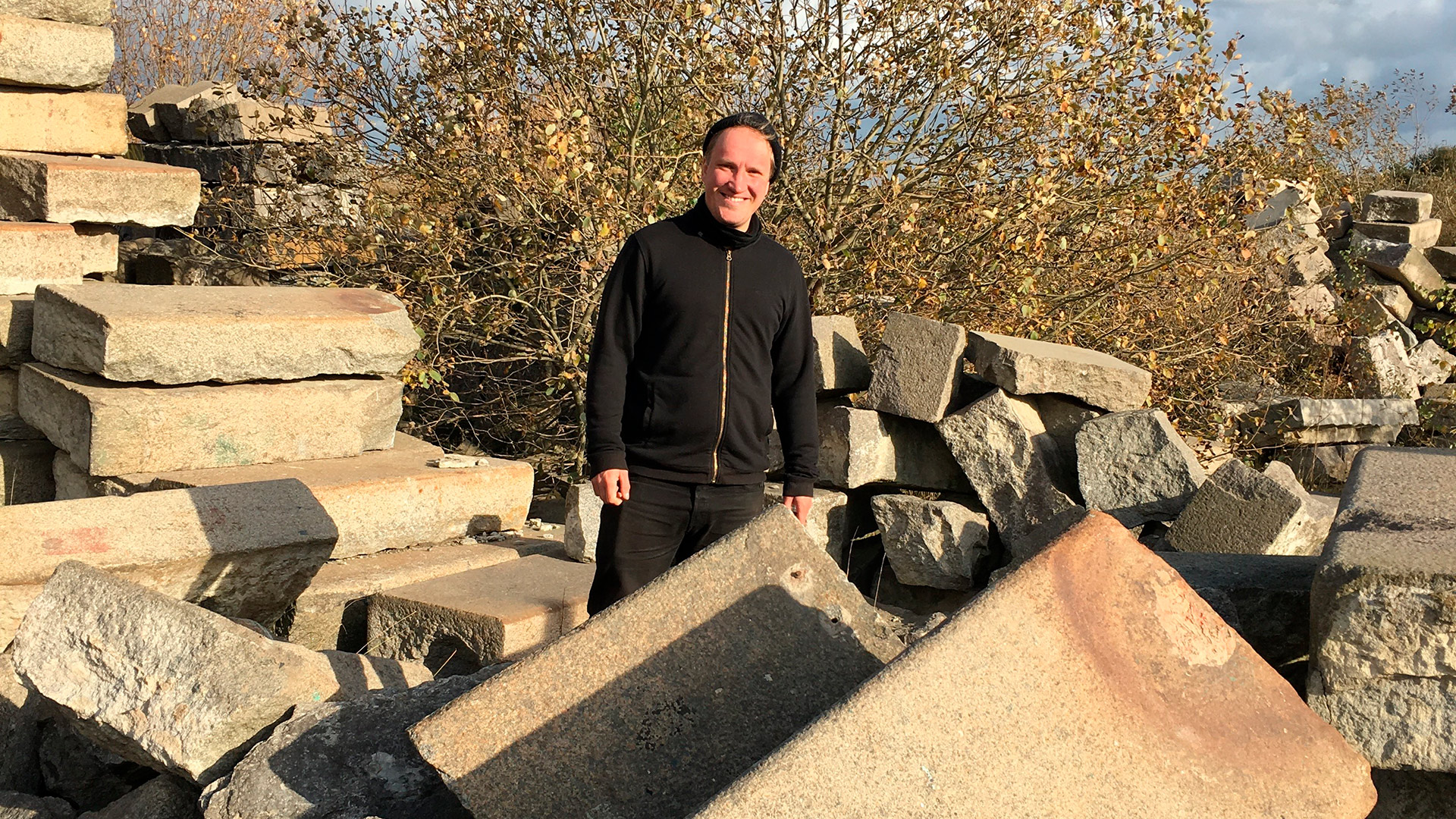 By & Havns materialelager i Nordhavn, hvor der er fundet sten til bænke. Det er Martin Hedevang fra arkitektfirmaet OOOA, som er på billedet.