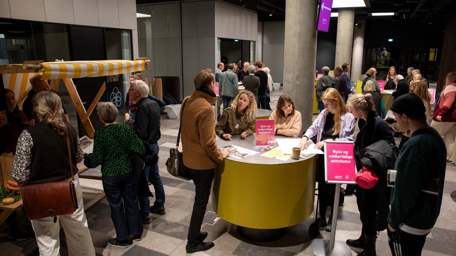 Temaborde på nabomødet 2022. Foto: Peter Sørensen.